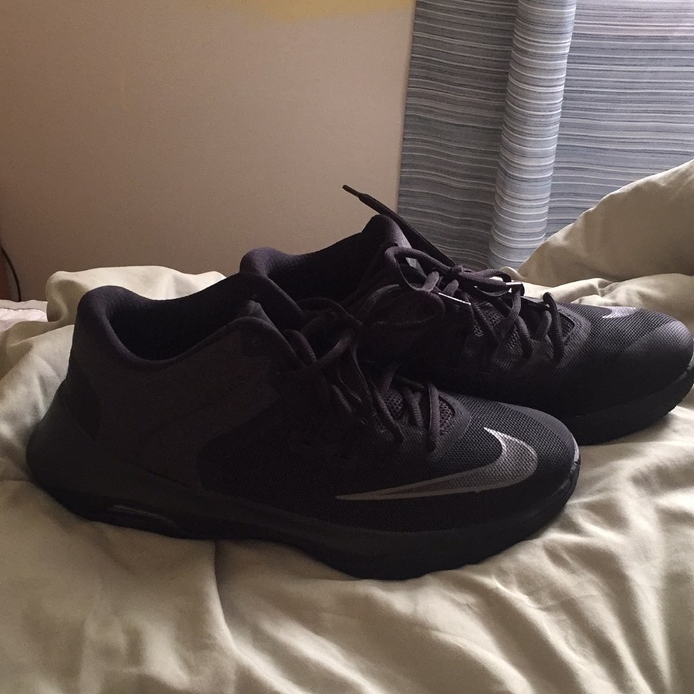 New Nike Air Versatile II basketball sneakers new